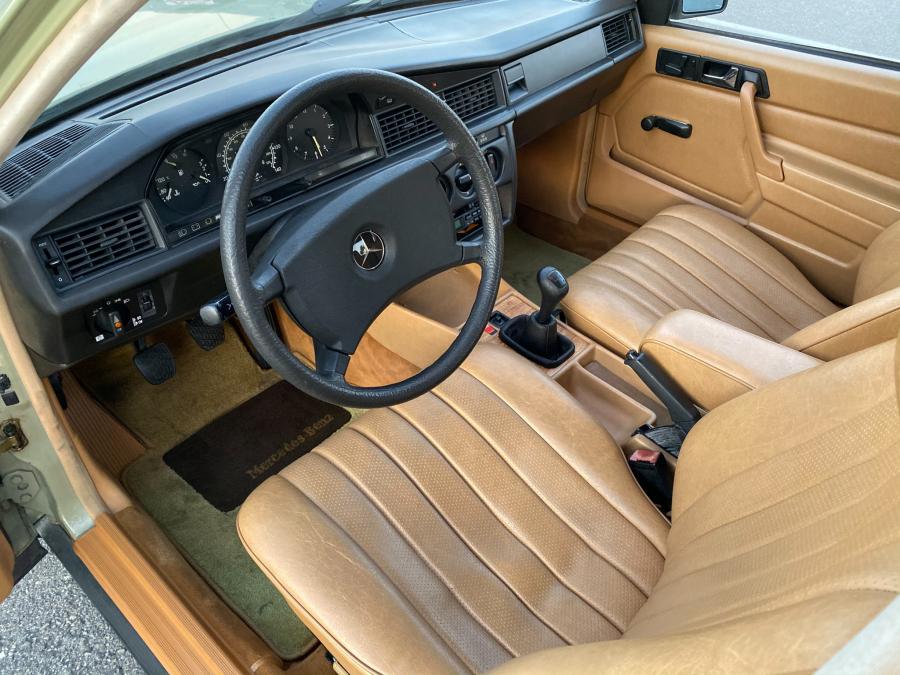 Интерьер Mercedes-Benz 190 D (W124) 1984 года  (NA) (фото 85 из 240)